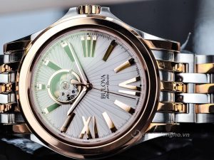 Thiết kế với Dial Open Heart ở vị trí 12h để lộ bên trong bộ máy SW200 bền bỉ theo thời gian. Mang đến nét đẹp khoẻ khoắn, mạnh mẽ cho anh em.