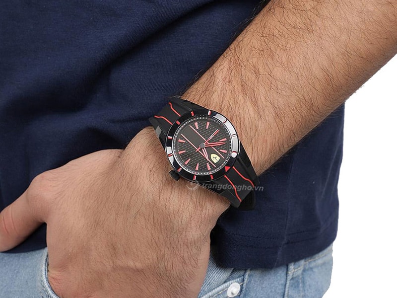 Đồng hồ nam Ferrari 0830479 Dây đeo silicon màu đen cực bền, có trang trí viền đỏ.