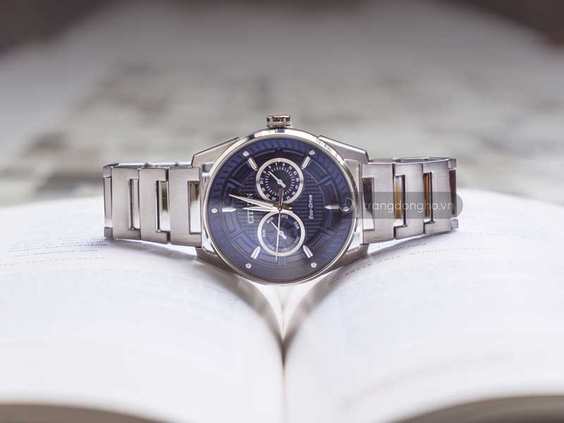 chiếc đồng hồ Citizen có kim phát sáng với mặt số màu xanh dương